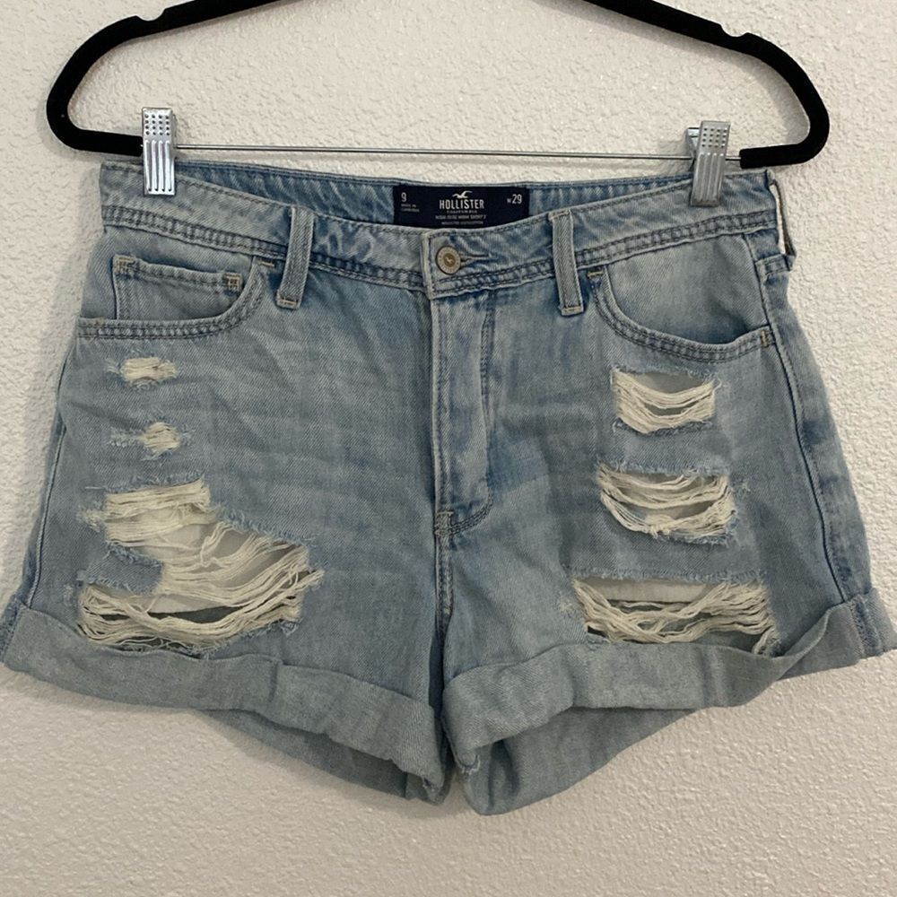 Hollister- high rise light wash rolled cuff mom shirt- 3” - Size 29